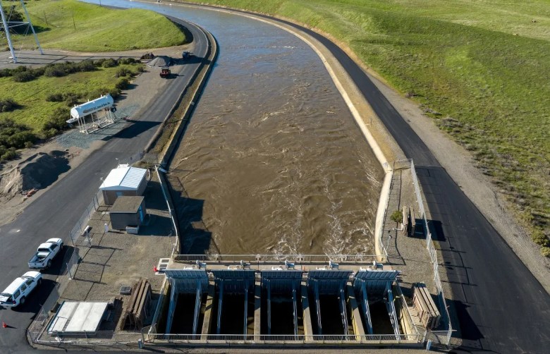 California aqueduct fills with storm water