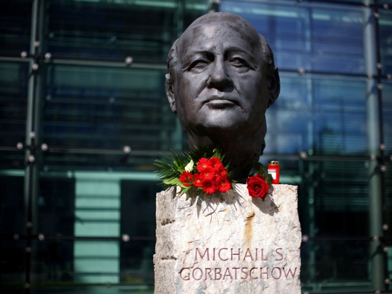 Roses on Gorbachev statue