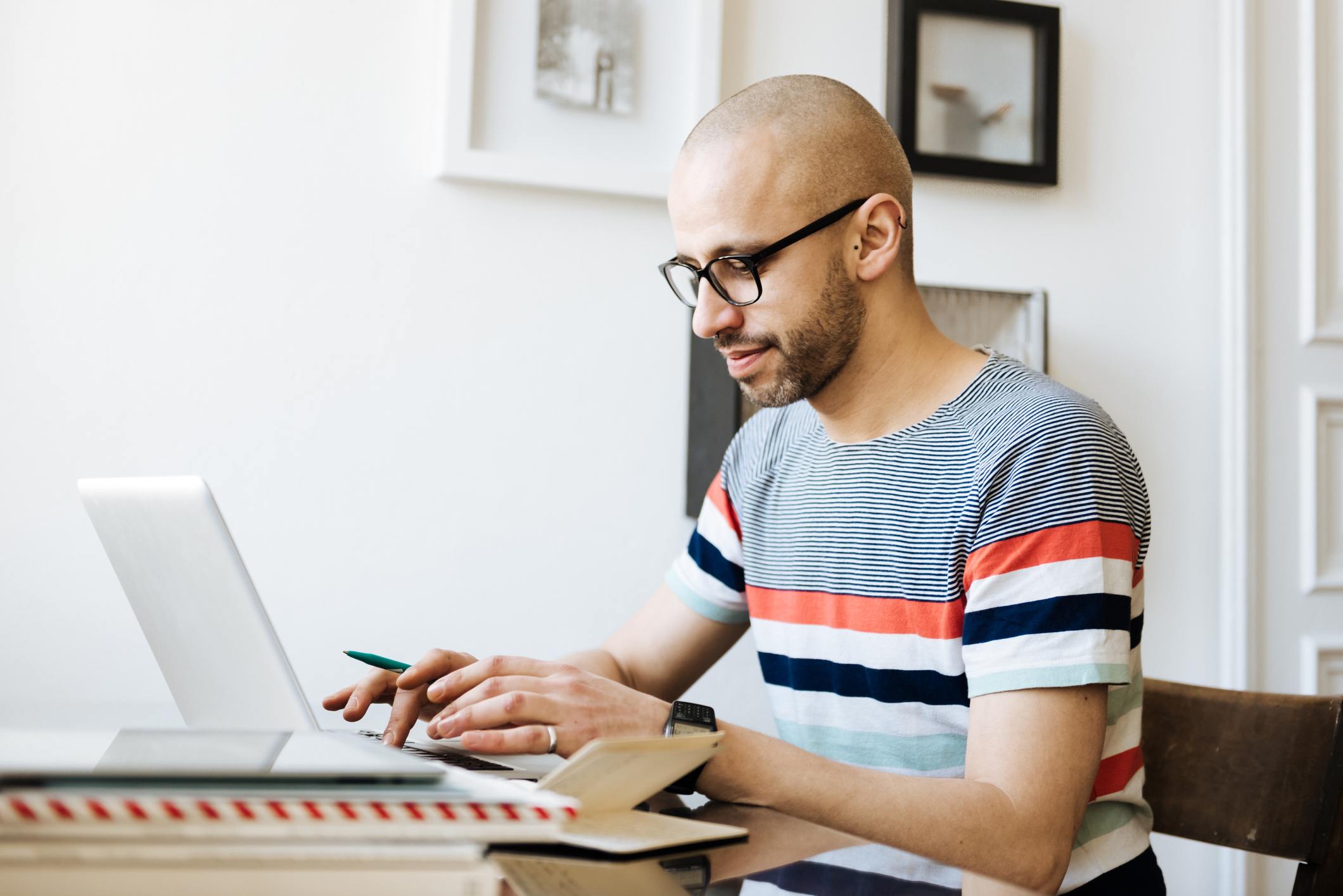 Man-writing-on-laptop-best-resume-builders