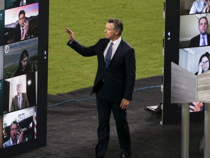 Gov. Newsom waves to Democratic supporters