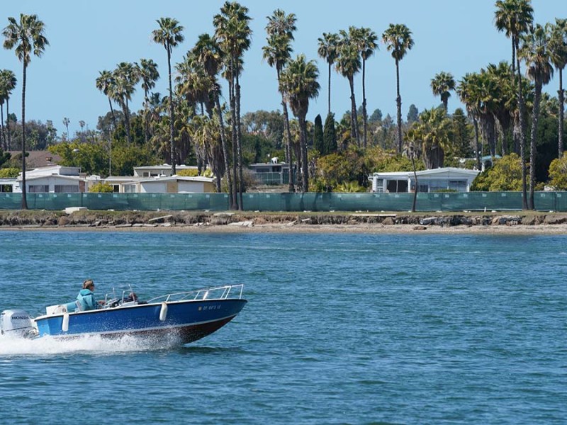 Mission Bay Park offers boaters boat docks, launching facilities, sailboat and motor rentals.