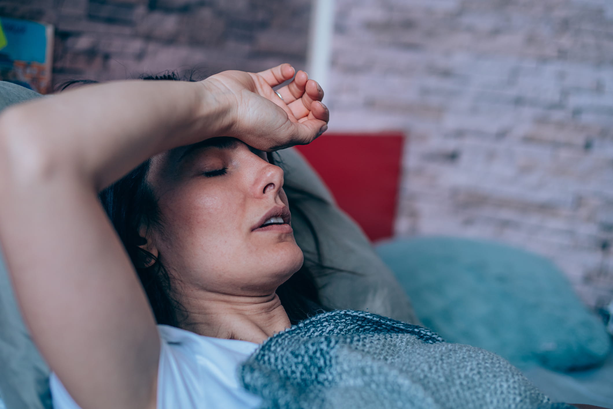 Woman-trying-to-sleep-how-to-overcome-laziness